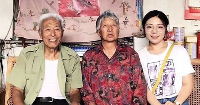 cu ong gui qua suot 8 nam cho co gai tung giup do minh tren tau dien 482