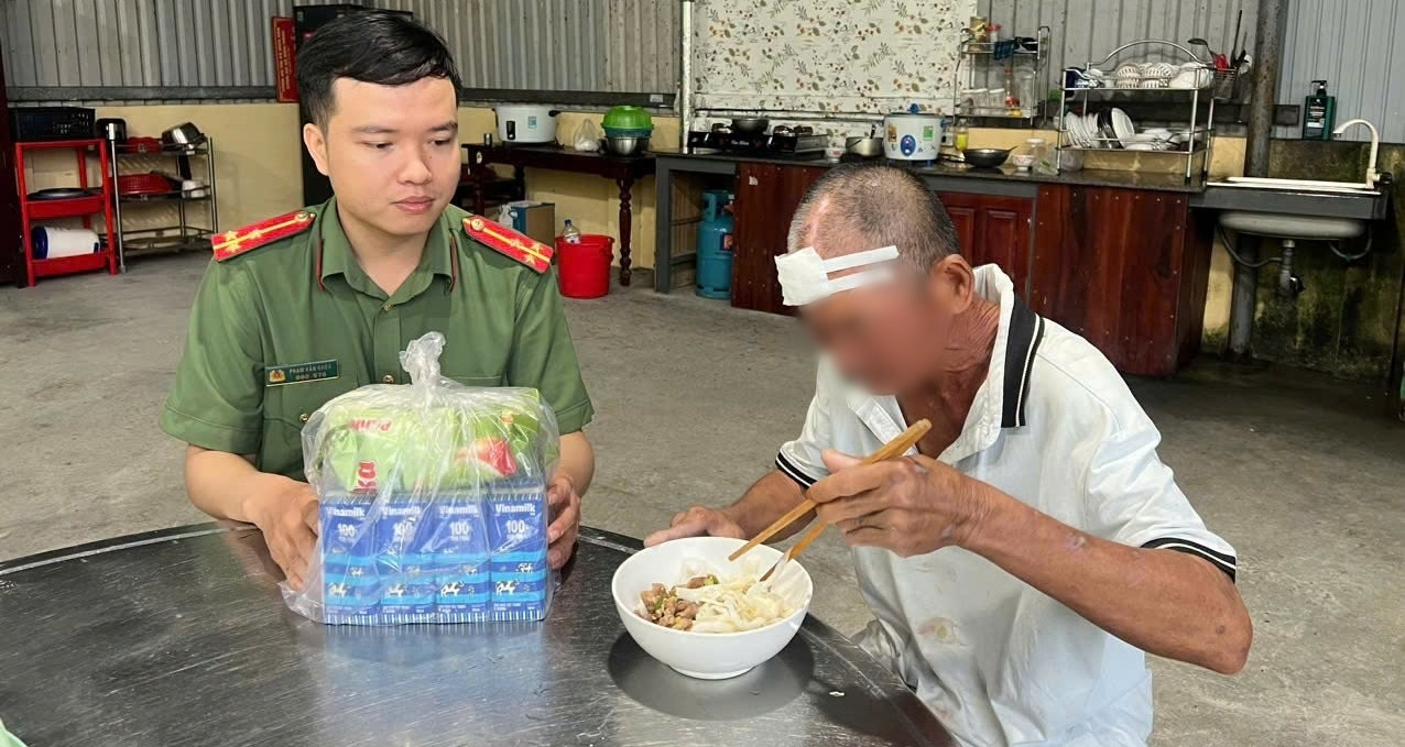 Cu Ong Tu Dong Nai Di Lac Gan 800Km Ra Da Nang Duoc Cong An Giup Tro Ve Nha 1231