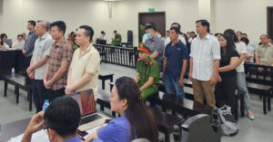 cuu giam doc khai chuyen bi cap tren doa cach chuc thuc ep dua tien chi ngoai giao 3089