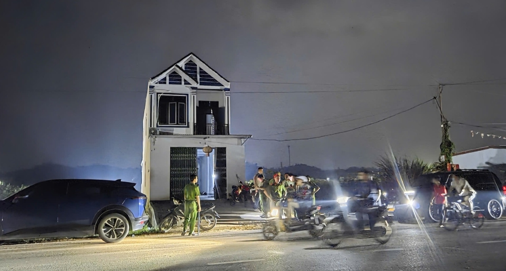 Da Bat Giu Hai Thanh Nien Cam Kiem Co Thu Tren Mai Nha O Thanh Hoa 3407
