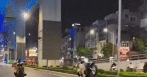 Danh Tinh Nhom Thanh Nien Trong Clip Boc Dau Xe Dien Tren Duong O Ha Noi 454