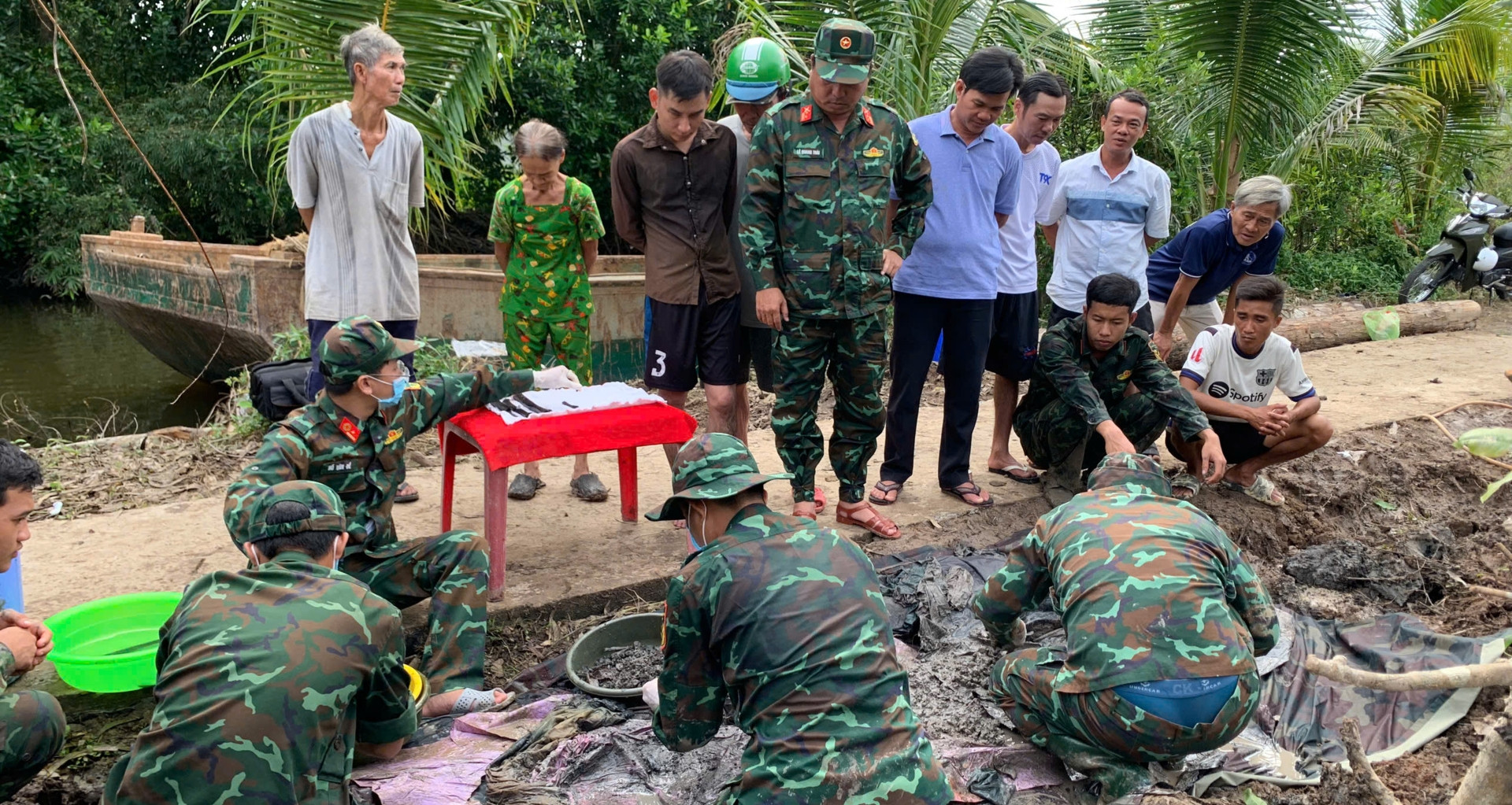 Dao Tim Quanh Truong Hoc Bo Hoang Phat Hien 3 Bo Hai Cot Liet Si 1196