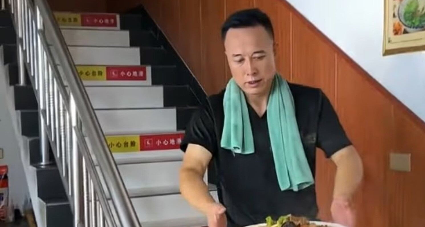 Dau Bep U50 Co Ngoai Hinh Giong Ty Phu Elon Musk Ban Thit Nuong Dat Hang 1663