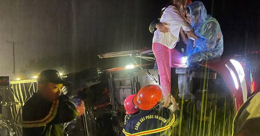 Xe Khách Chở 19 Người Mất Lái Lật Ngang Xuống Mương Trên Quốc Lộ 14 Den Gan 2 Xe Dau Keo Vua Va Cham O To Khach Cho 19 Nguoi Mat Lai Lat Ngang 1066