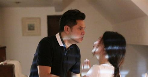 Di Lam Ve Som Chong Ta Hoa Thay Vo Nam Tren Sofa De Bo Chong Lam Viec Nha 69
