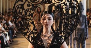 Dien Vien Pham Bang Bang Gay Tranh Cai Khi Trinh Dien Thoi Trang 2359
