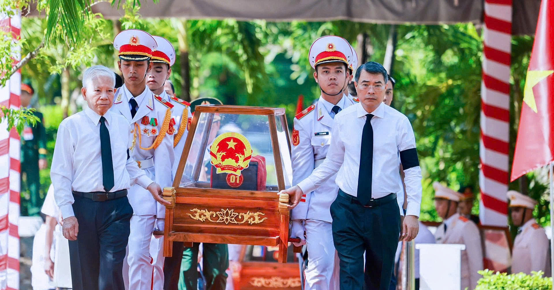 Doan Xe Dau Tien Dua Hai Cot Liet Si Da Toi Nghia Trang Liet Si Tphcm 1367