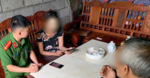 doi vo chong moi hang xom tham gia hop dong ky nghi de tien de ra tien 1362