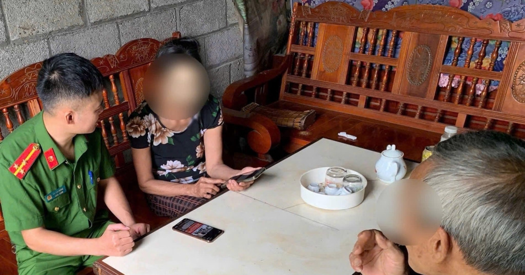 doi vo chong moi hang xom tham gia hop dong ky nghi de tien de ra tien 1362