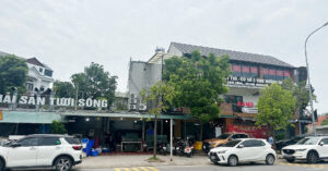 dua co gai cung ban di an cua hoang de tom alaska nguoi dan ong bi bo lai voi hoa don 16 trieu 2034