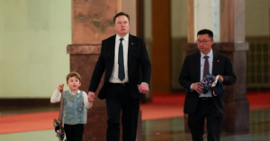 elon musk sang trung quoc khien luat su phai xin loi 2208