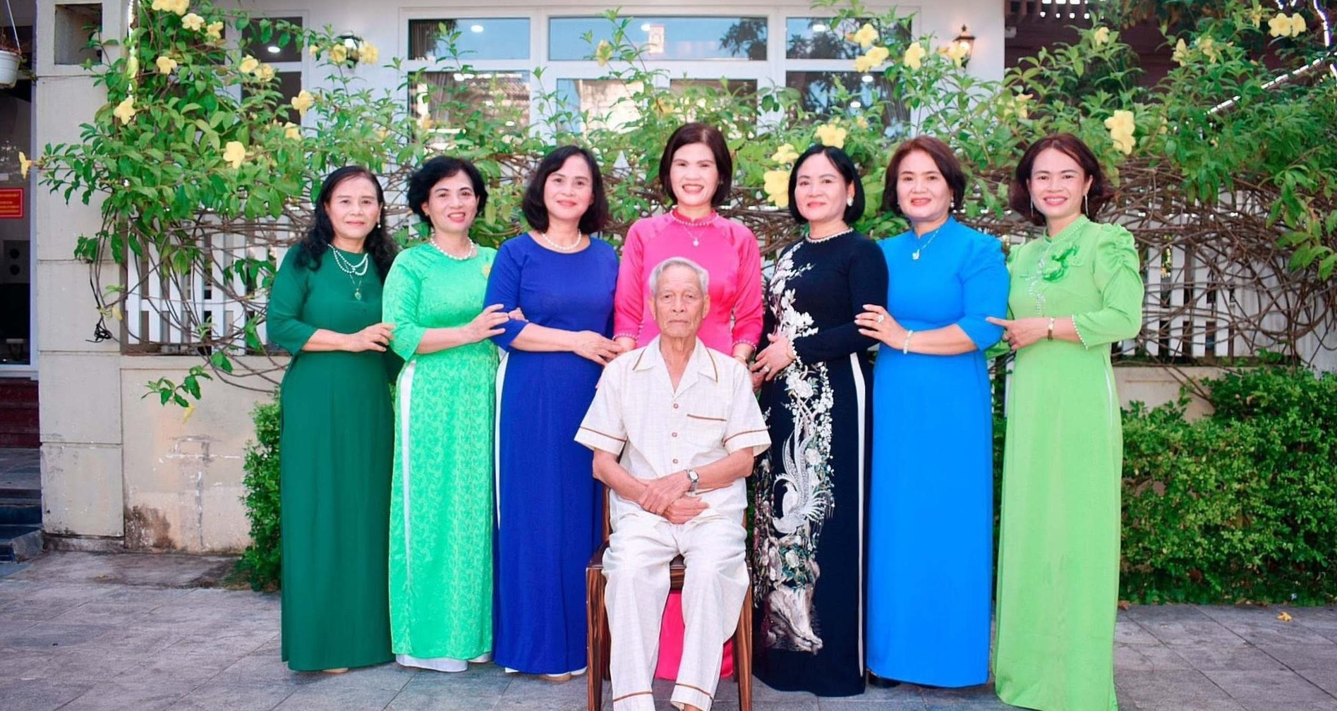 gia dinh thanh hoa co 7 con gai hieu thao nguoi la dai ta nguoi chu khach san 2617