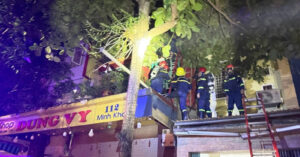 giai cuu hai ong ba va chau nho mac ket trong can nha bi chay o thanh hoa 608