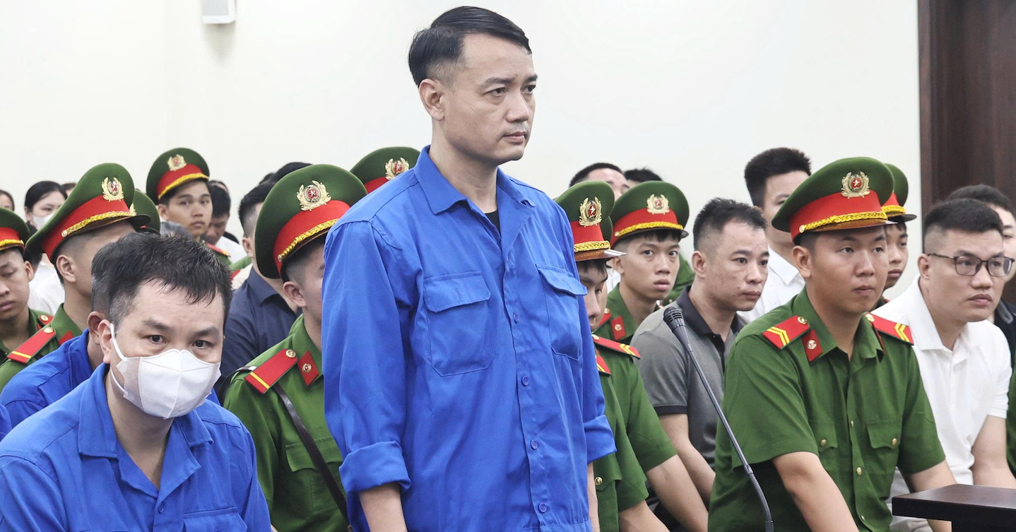 Giam Doc Cong Ty Duoc Va Cuu Can Bo Cong An Hau Toa Vi Dua Hoi Lo Va Lua Dao 1068