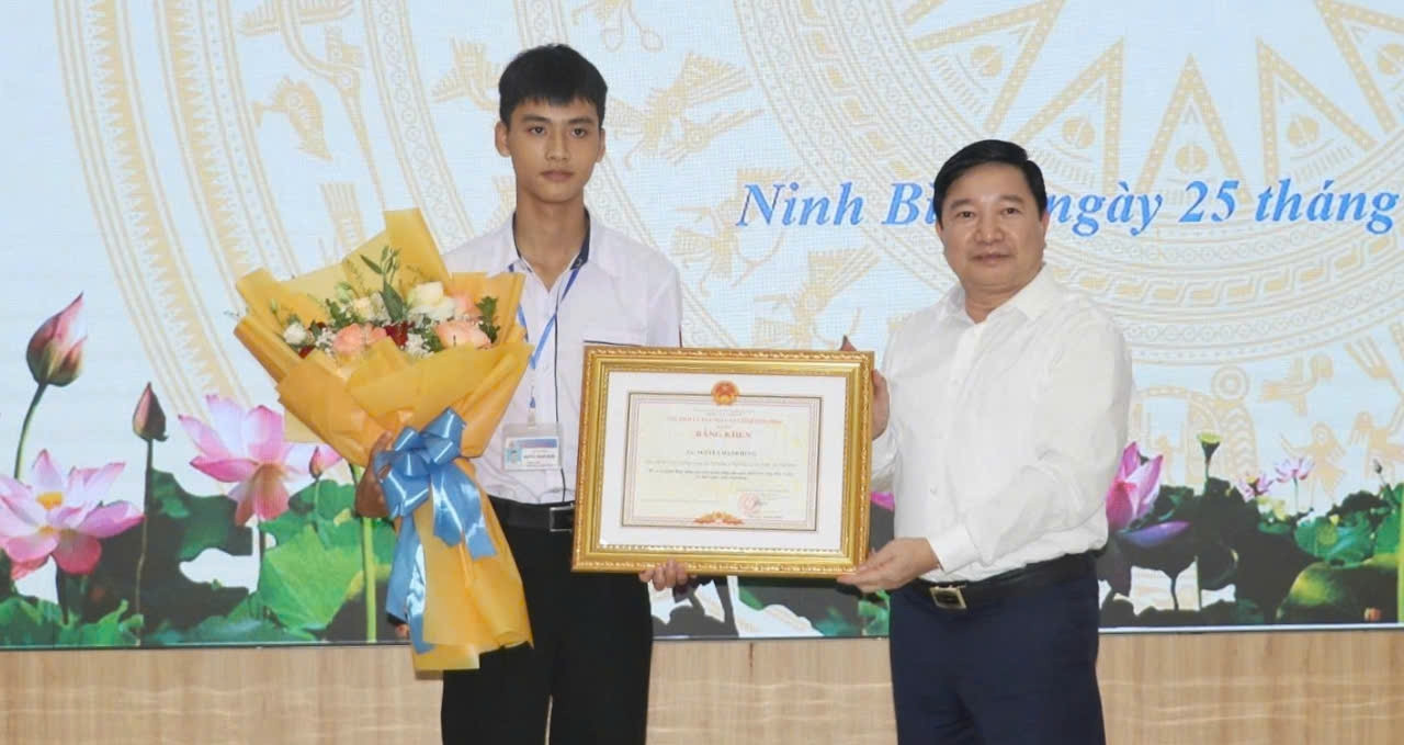 Giam Doc So Gd Dt Ninh Binh Noi Ve Nam Sinh Lop 11 Cuu 2 Em Nho Du Khong Biet Boi 2929