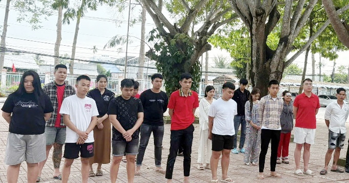 Giang Bay Dau Tu Vang Ao Qua Ung Dung Phantom 24 Doi Tuong Bi Khoi To 1718