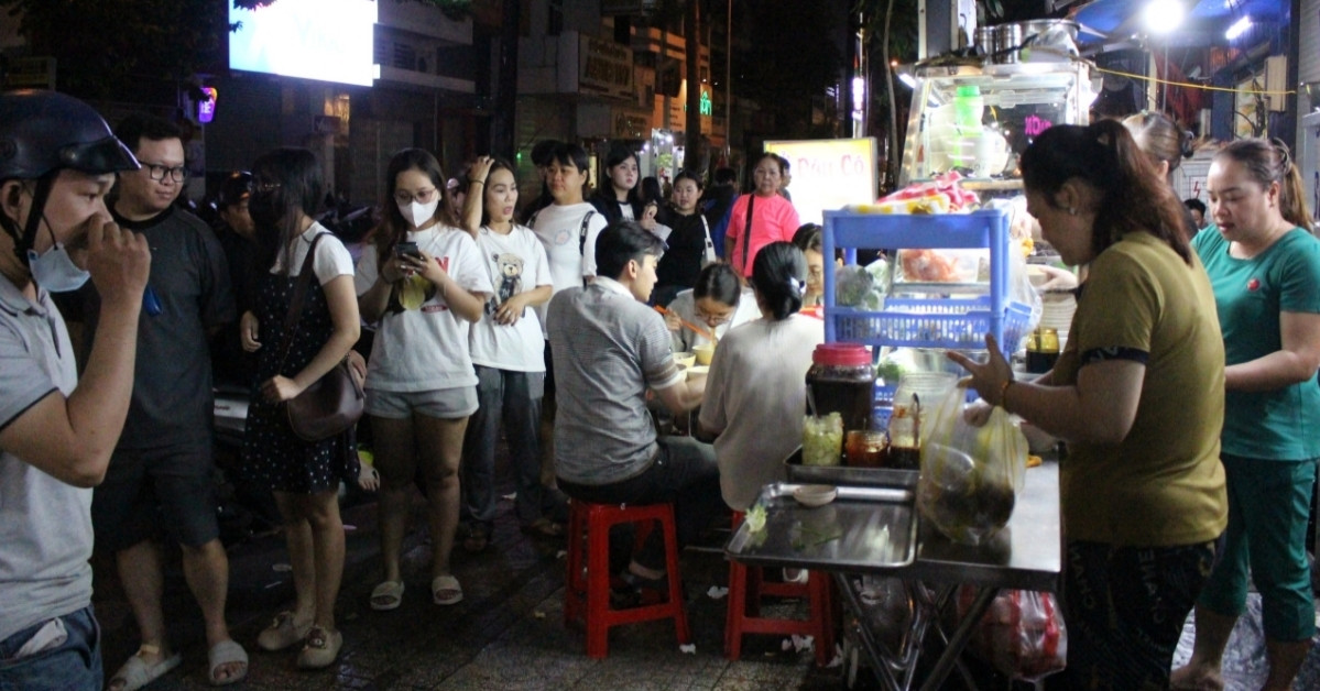Giua Dem Khach Xep Hang Dai Cho An Hu Tieu O Via He Tphcm 761