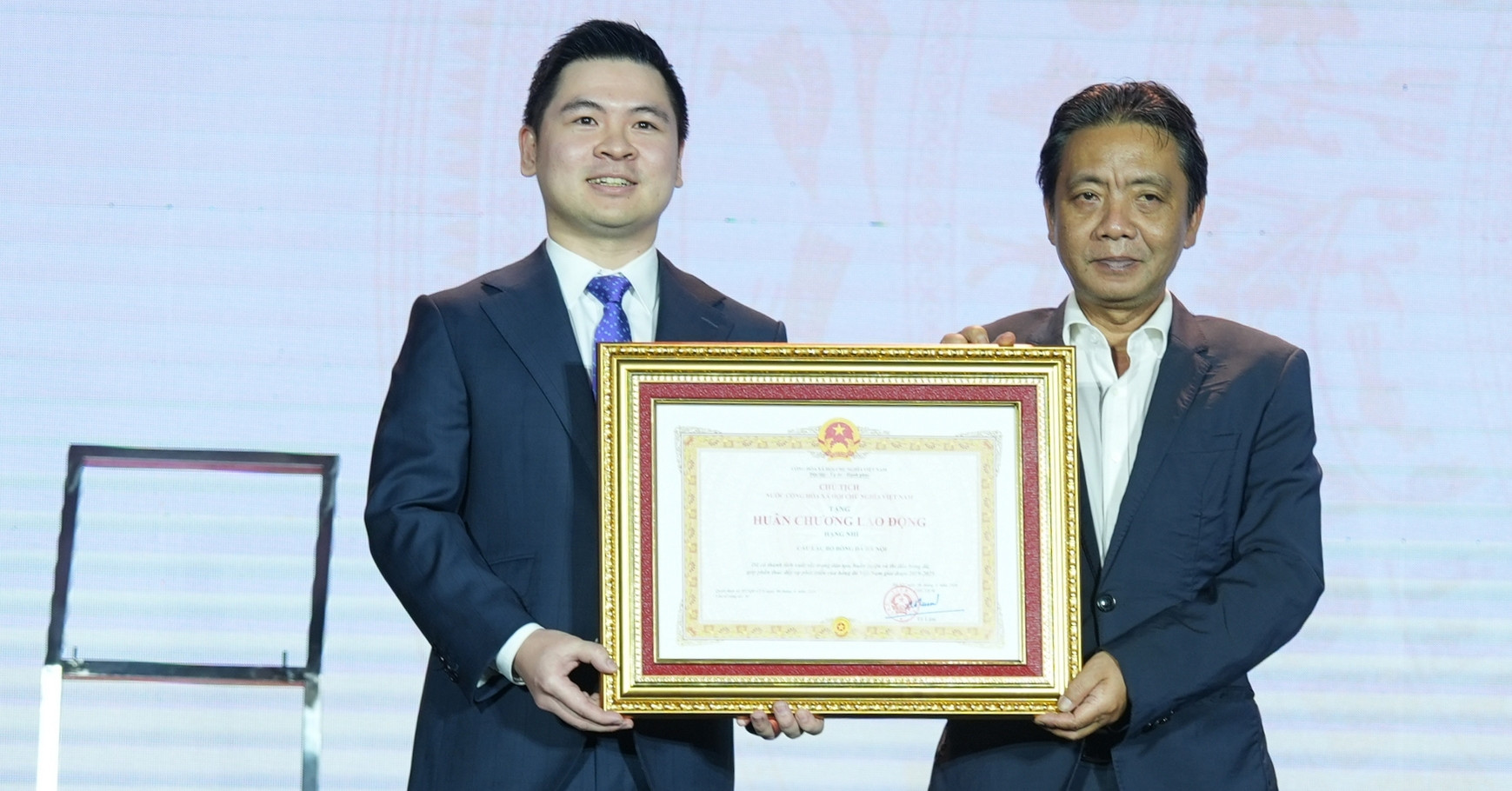 ha noi fc nhan huan chuong lao dong hang nhi trong ngay dac biet 2851