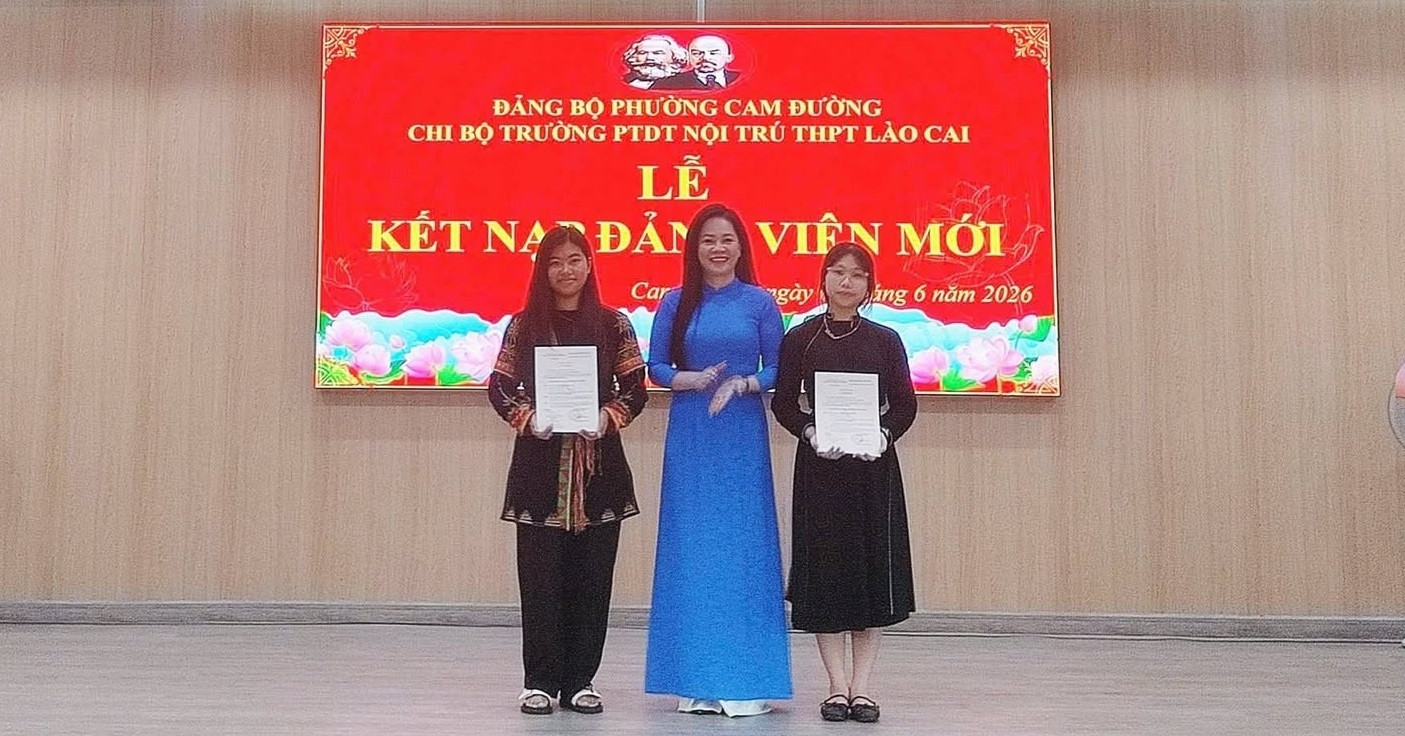 hai hoc sinh duoc ket nap dang truoc ngay thi tot nghiep thpt 96