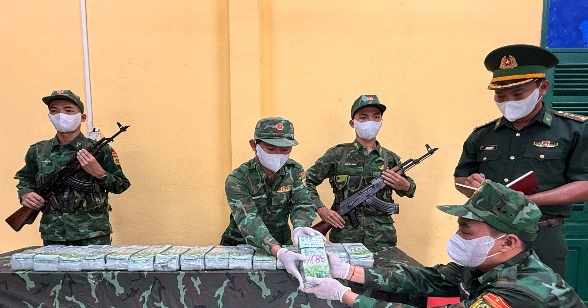 Hai Kien Hang La Dat Vao Bo Bien Phu Quoc Nghi Chua 40Kg Ma Tuy 916