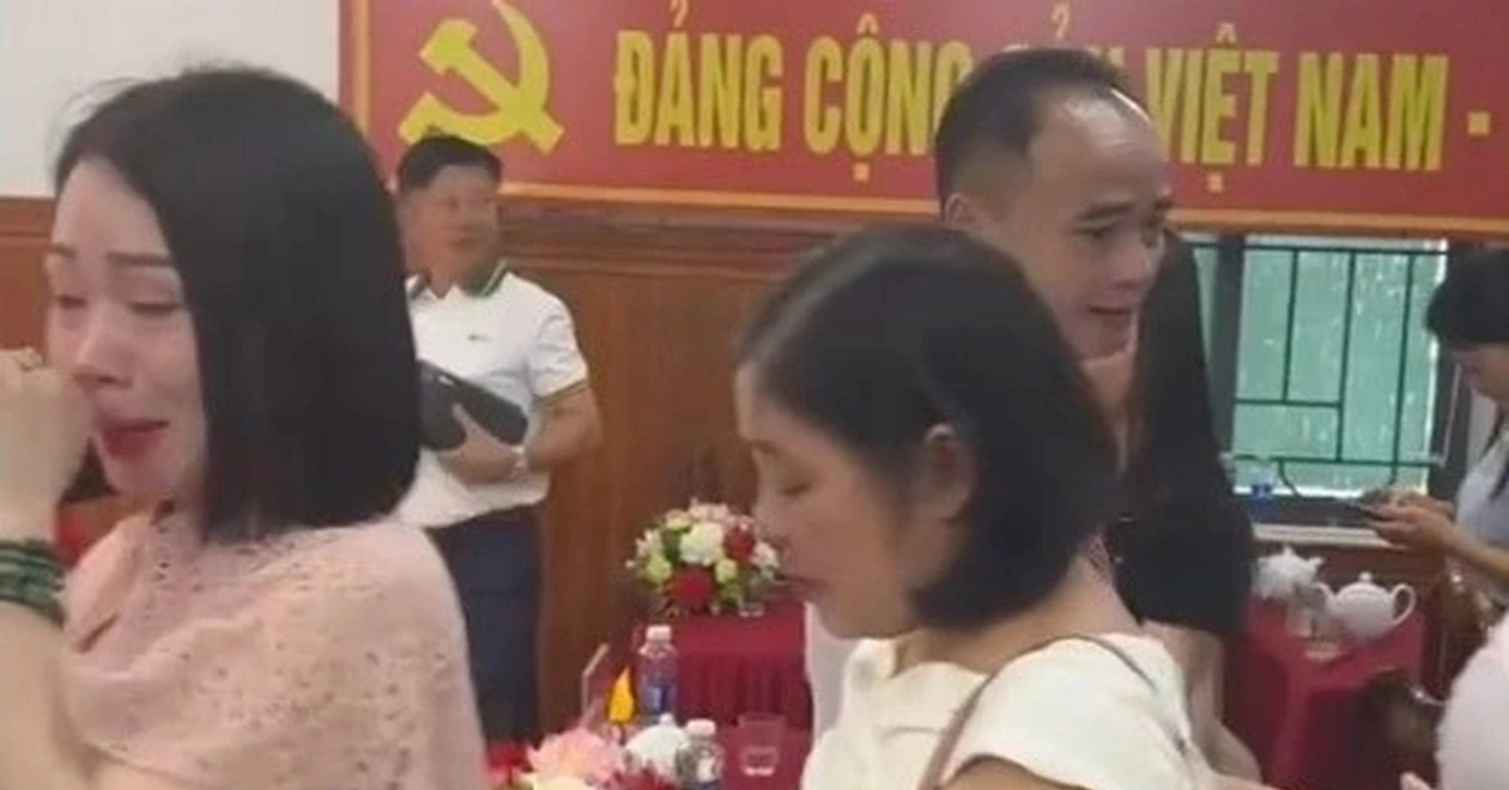 Hang Chuc Giao Vien Bat Khoc Trong Ngay Chia Tay Hieu Truong Gan Bo 14 Nam 1669.Webp
