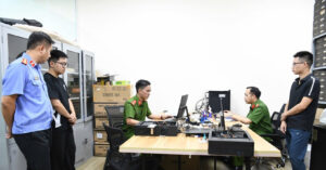 hinh anh canh sat kham xet trong vu an ban quyen phan mem dau tien tren ca nuoc 2036