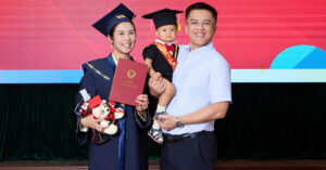 Hoa Hau Ngoc Han Tot Nghiep Thac Si Loai Gioi Chong Va Con Trai Co Mat Chuc Mung 218