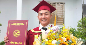 Hoang Tu Xiec Quoc Co Tot Nghiep Thac Si Xuc Dong Cam On Vo La Mc Noi Tieng 2114