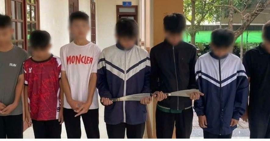 Hoc Sinh Lop 8 Giau Dao Phay Trong Ba Lo Hen Nhau Ra Nghia Trang Noi Chuyen 938