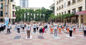 hon 100 nguoi cung nhau tan huong sang cuoi tuan khoe manh voi yoga 657