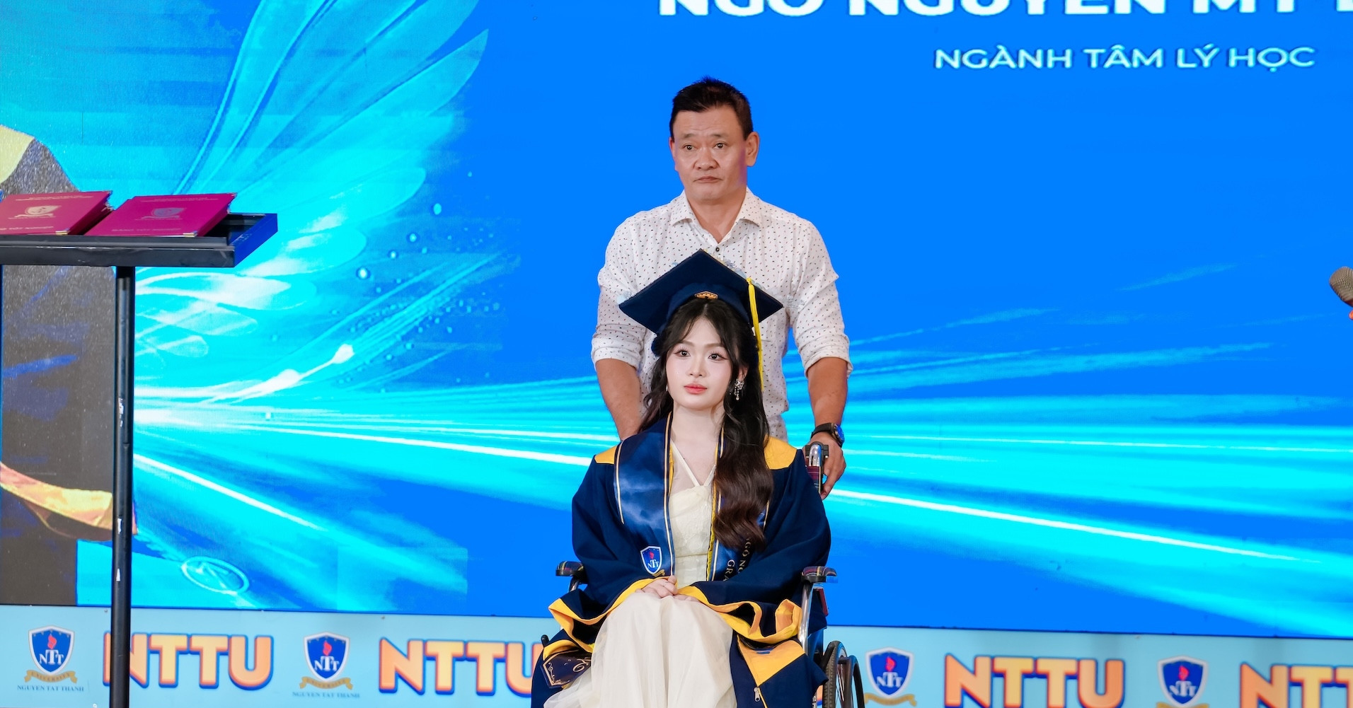 Hon 2 Thap Ky Lam Doi Chan Cho Con Gai Ngay Tot Nghiep Cha Con Cung Nhan Bang 480