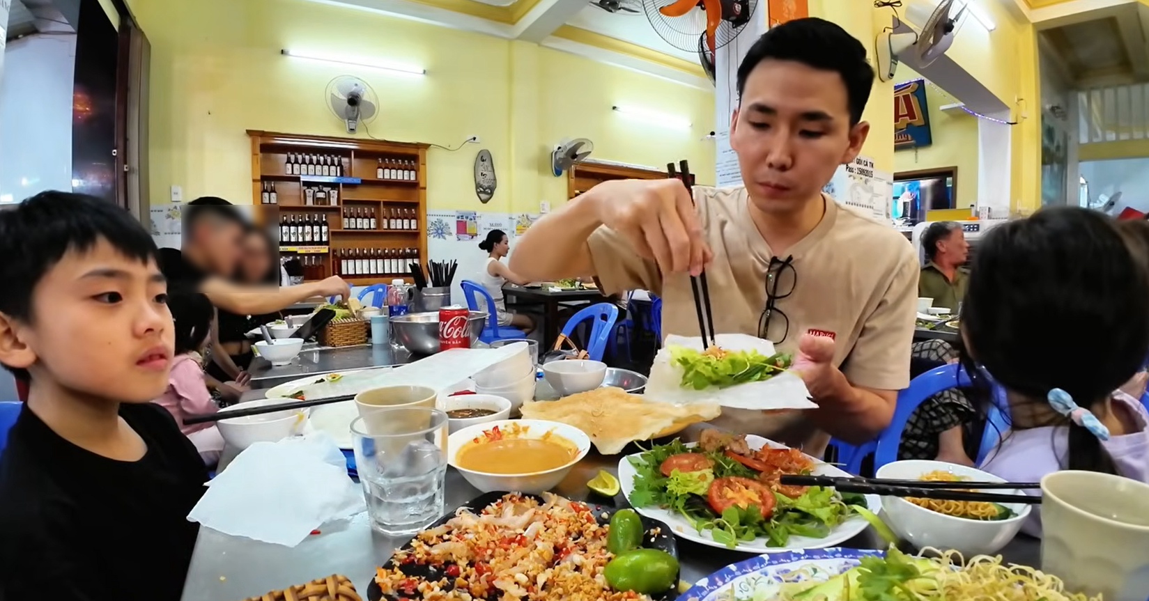 Khach Nhat Thu Mon An Tuoi Nuot Song O Viet Nam Tu Lo Lang Den Nuc No Khen 1259