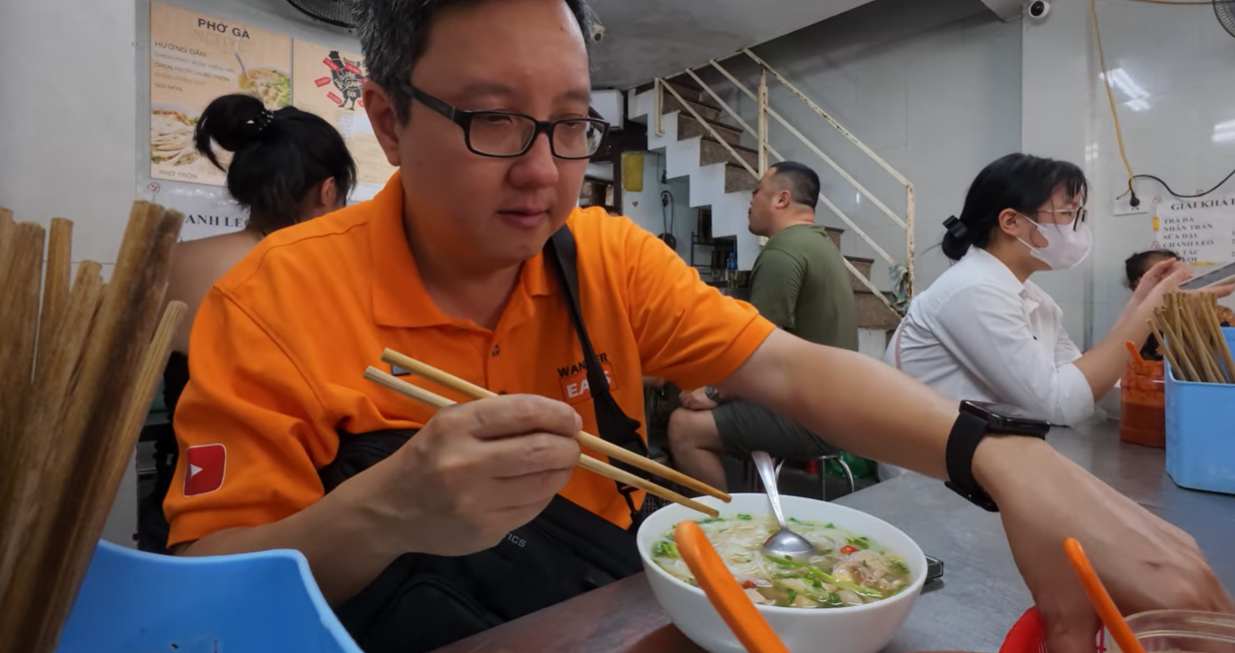 Khach Nuoc Ngoai Thu Pho Ga 150000 Va 60 3511
