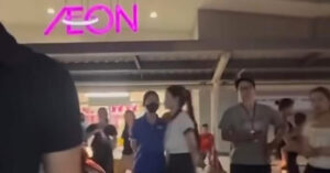 kham xet do cua khach nhan vien an ninh aeon mall long bien co vuot quyen 1213