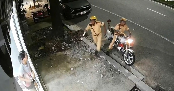 Khoanh Khac 2 Csgt Hue Lao Vao Nha Dan Ho Tro Dua Nguoi Bi Dot Quy Di Cap Cuu 1201