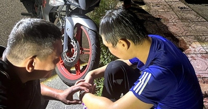 Khoanh Khac Dai Uy Cong An Lao Xuong Song Cuu Nam Thanh Nien Nhay Cau 993