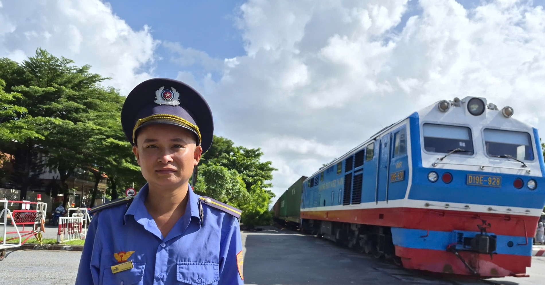 Khoanh Khac Nhan Vien Gac Chan Cuu Nu Sinh Khoi Dau Xe Container Ba Noi Bat Khoc Cam On 1691