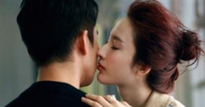 khoe nhan kim cuong tram trieu chong tang vo tre chet dung khi doc loi chuc giau phia sau 23