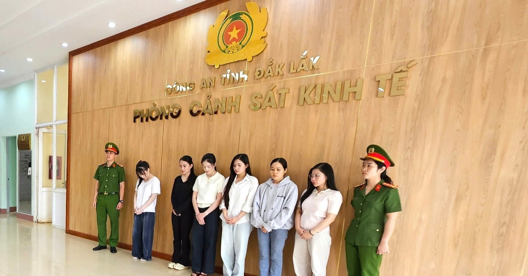 Khoi To 15 Bi Can Trong Vu Bac Si Dom Lua Dao Tai 3 Co So Tham My 2317