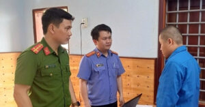 khoi to ke sat hai be gai 12 tuoi nem thi the xuong gieng de phi tang 3080