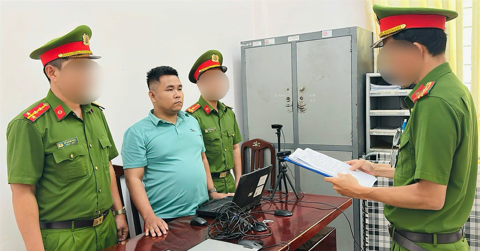 Khoi To Nguoi Dan Ong Di Nguoc Chieu Bop Co Danh Tai Xe Sau Va Cham 217