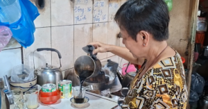 Không Bảng Hiệu, Quán Cà Phê Vợt ‘Tí Hon’ Ở Tphcm Đắt Khách Hơn Nửa Thế Kỷ 2 Khong Bang Hieu Quan Ca Phe Vot Ti Hon O Tphcm Dat Khach Hon Nua The Ky 3167
