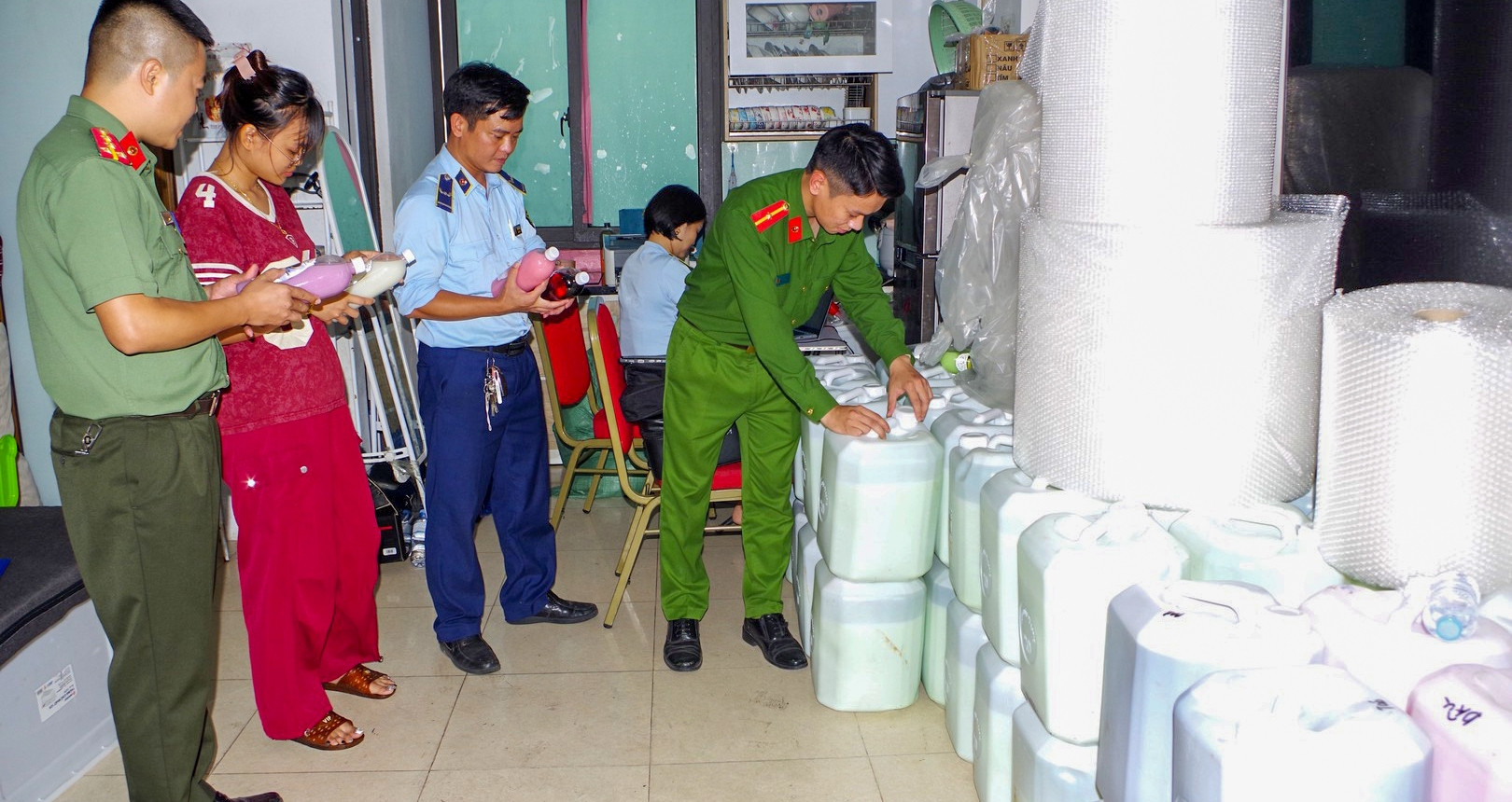 Kiem Tra Kho Ruou Dac San O Ninh Binh Thu Giu Gan 1 3135