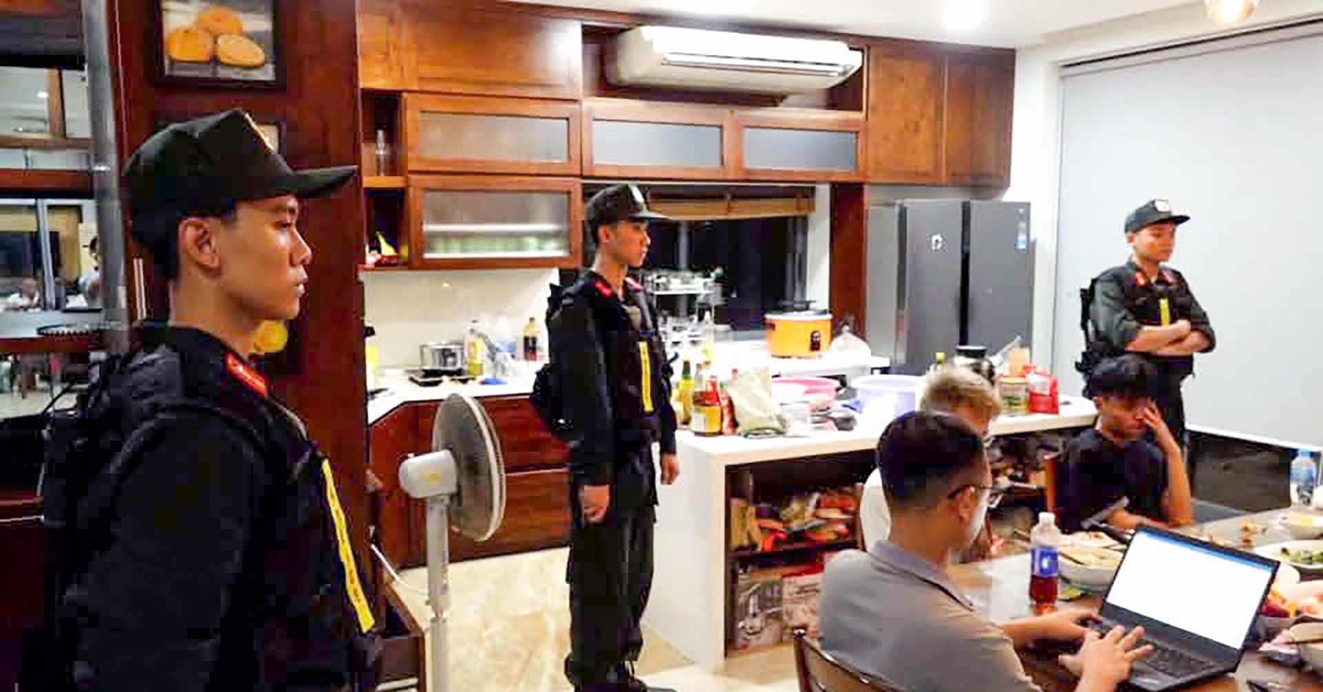Kiem Tra Loat Biet Thu Phat Hien Sai Pham Cua Nhieu Nguoi Nuoc Ngoai 698