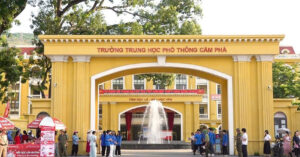 Kỷ luật 3 giáo viên vụ giám thị gợi ý thí sinh cho bạn chép bài thi tốt nghiệp THPT 1 ky luat 3 giao vien o quang ninh vu giam thi goi y thi sinh cho ban chep bai 2696