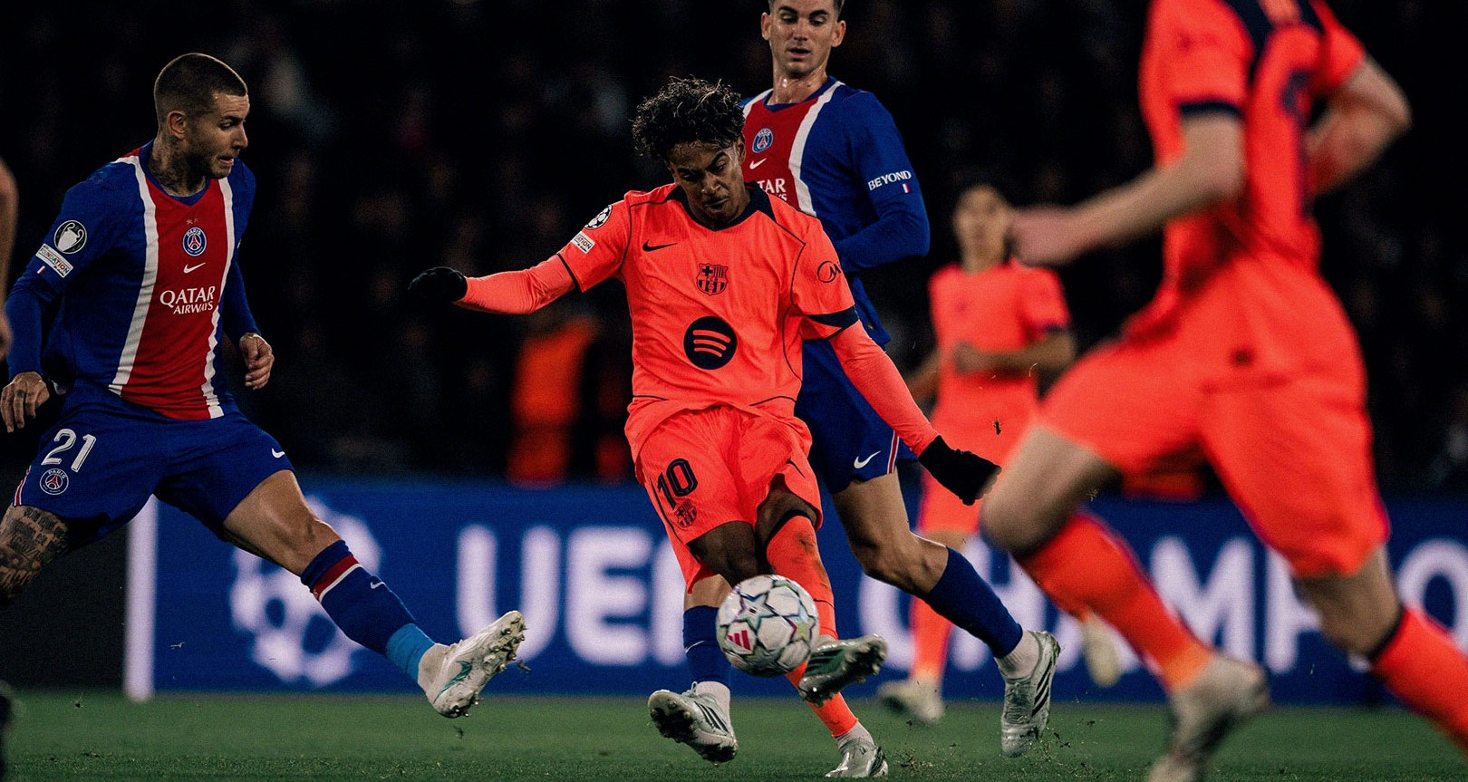 Lamine Yamal Cham Moc Dac Biet Voi Sieu Pham Truoc Psg Chi Kem Messi 1895