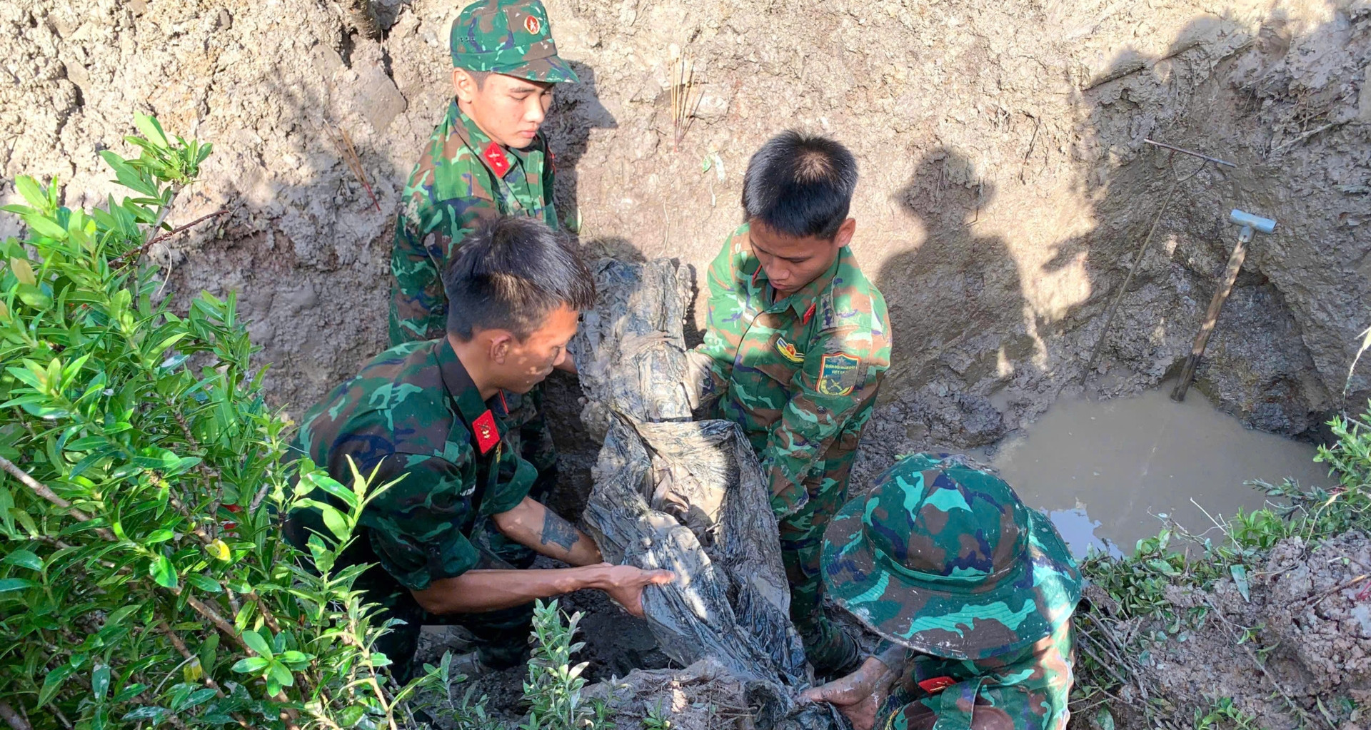 Lao Nong Ca Mau Pha Vuon Mai Hien Dat Tim Hai Cot Liet Si 1035