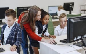 Lausd Cấm Học Sinh Dùng Ai Trên Thiết Bị Nhà Trường Từ Năm Học 2026-2027 Lausd Cam Hoc Sinh Dung Ai Tren Thiet Bi Nha Truong