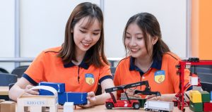 logistics hutech viec lam cho gen z tu don hang online den cang bien quoc te 2807