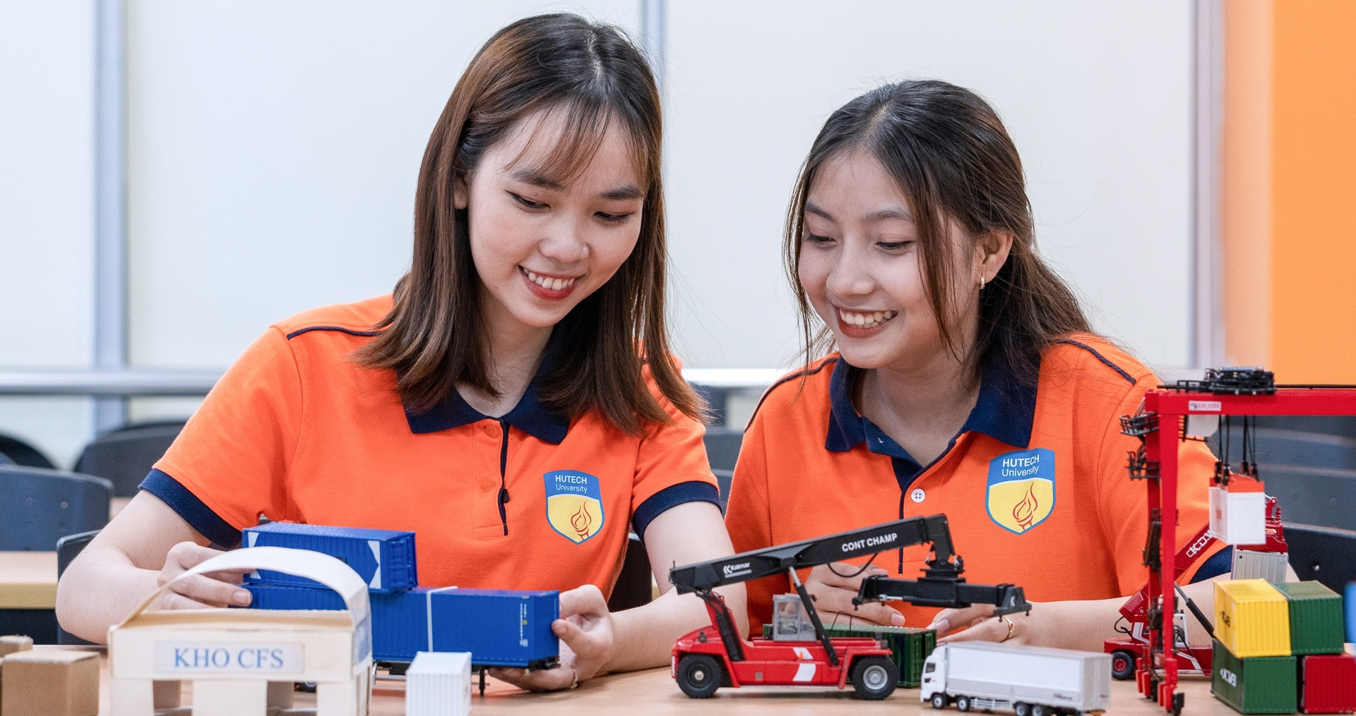 logistics hutech viec lam cho gen z tu don hang online den cang bien quoc te 2807
